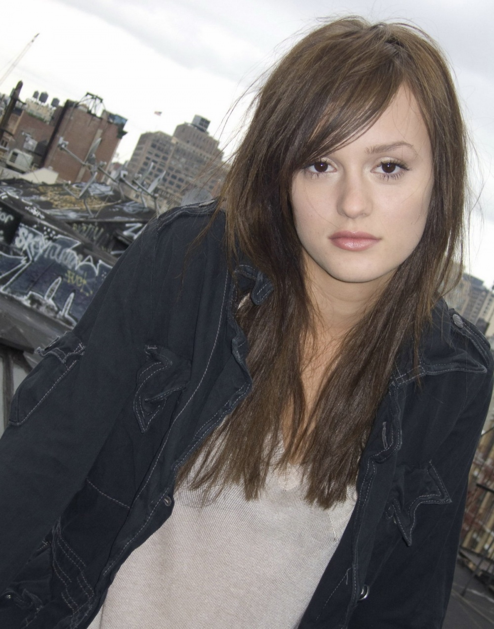 http://st.kinopoisk.ru/im/kadr/1/0/7/kinopoisk.ru-Leighton-Meester-1079156.jpg