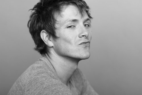 http://st.kinopoisk.ru/im/kadr/1/1/0/kinopoisk.ru-Charlie-Bewley-1104164.jpg