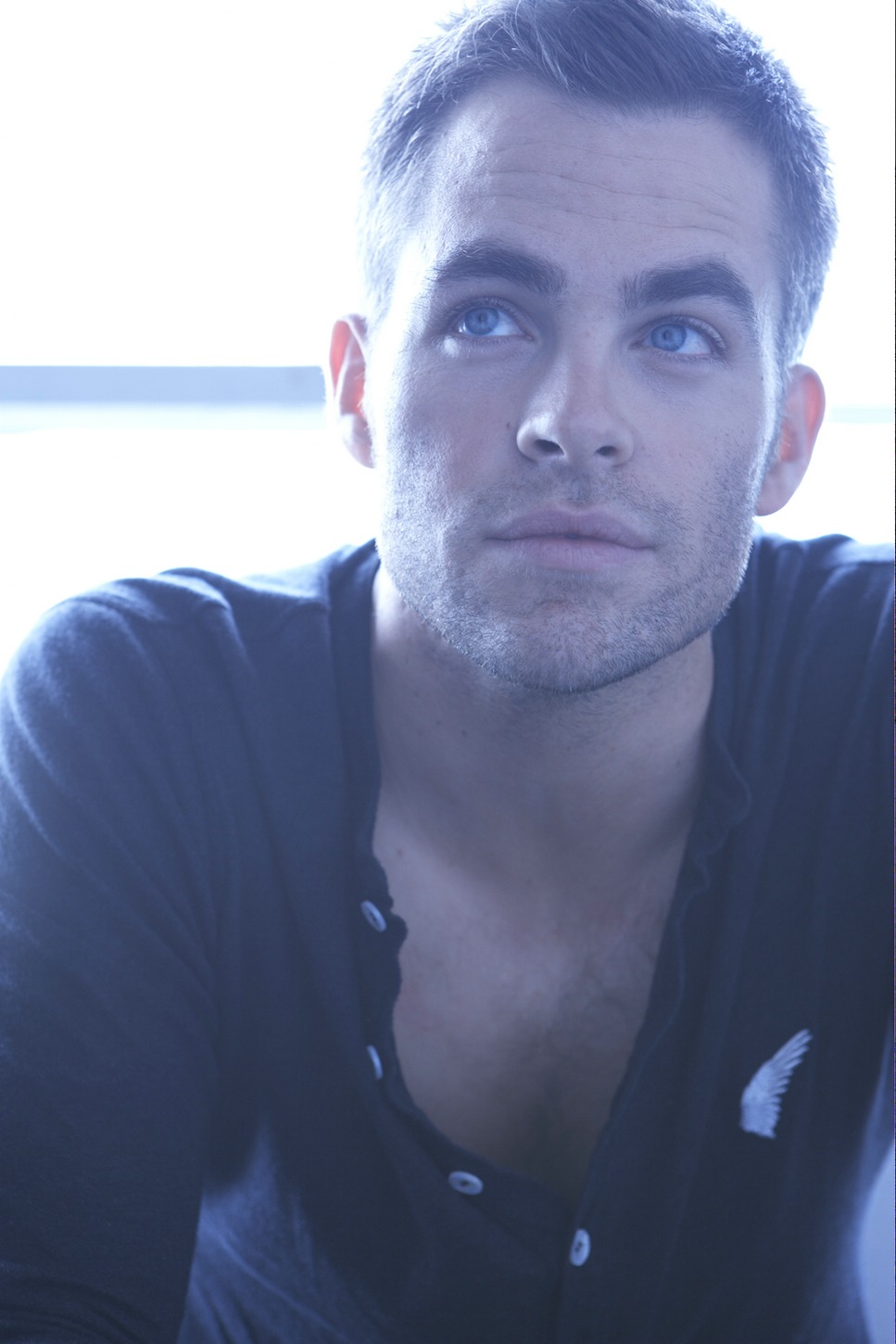 http://st.kinopoisk.ru/im/kadr/1/1/0/kinopoisk.ru-Chris-Pine-1103774.jpg