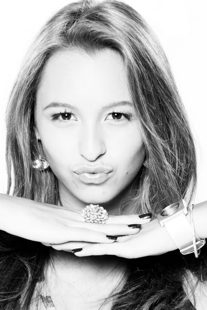 http://st.kinopoisk.ru/im/kadr/1/1/5/kinopoisk.ru-Carla-Diaz-1158110.jpg