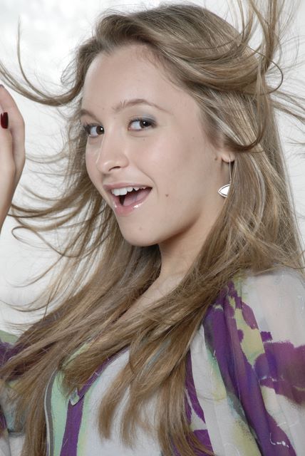 http://st.kinopoisk.ru/im/kadr/1/1/5/kinopoisk.ru-Carla-Diaz-1158119.jpg