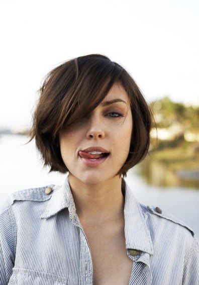 http://st.kinopoisk.ru/im/kadr/1/1/5/kinopoisk.ru-Jessica-Stroup-1158159.jpg