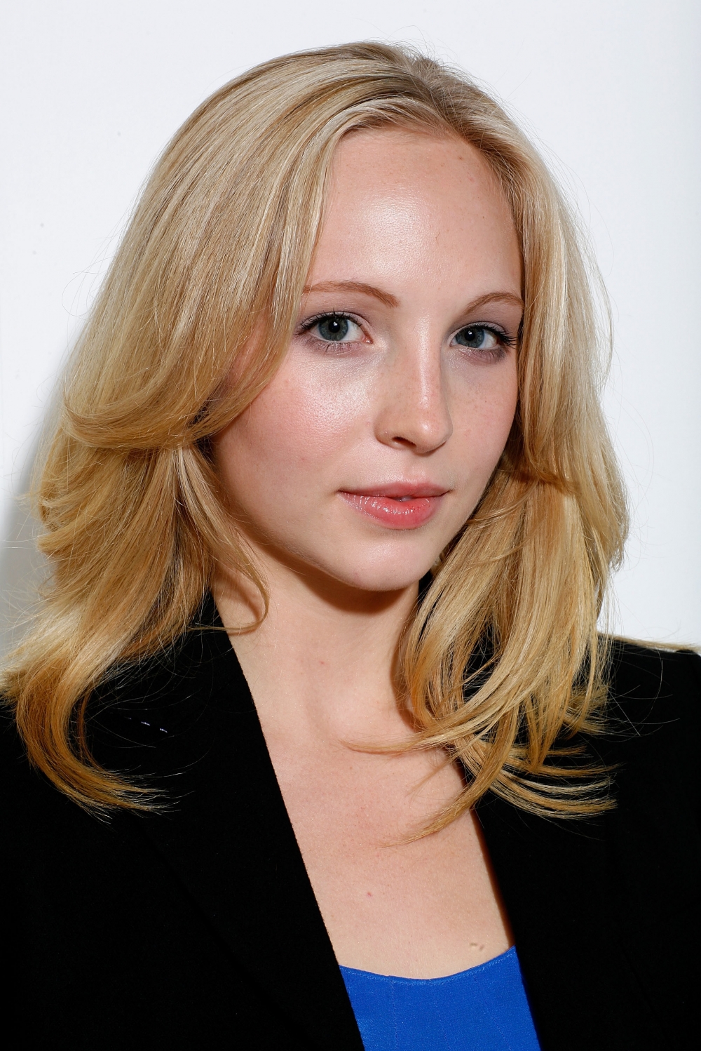 http://st.kinopoisk.ru/im/kadr/1/1/9/kinopoisk.ru-Candice-Accola-1190261.jpg