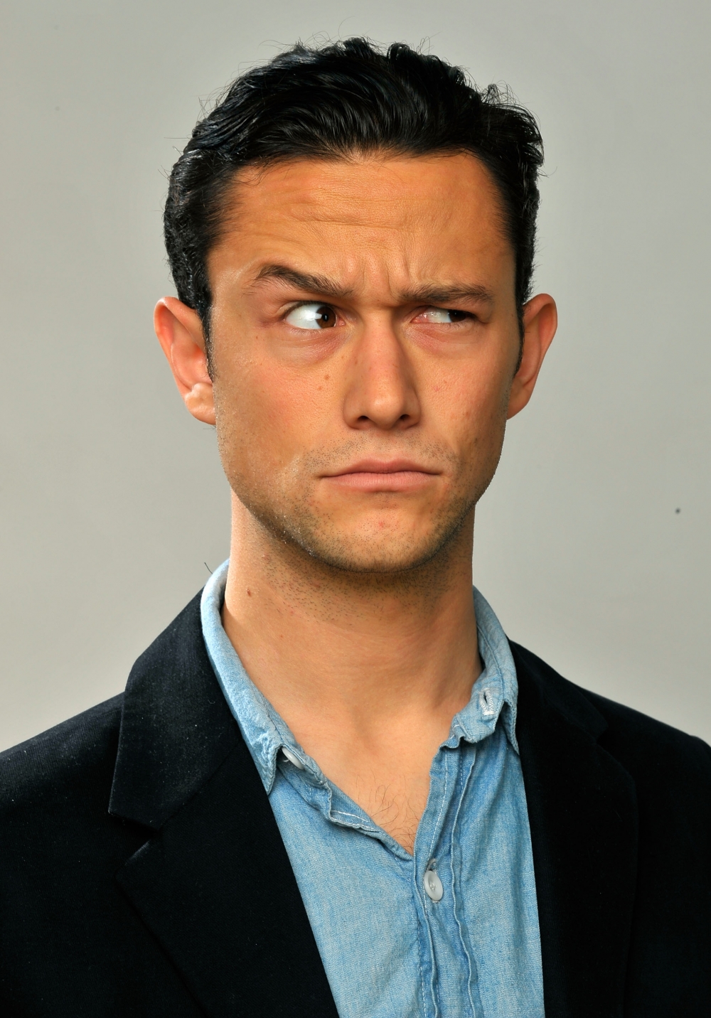 http://st.kinopoisk.ru/im/kadr/1/2/1/kinopoisk.ru-Joseph-Gordon-Levitt-1218807.jpg