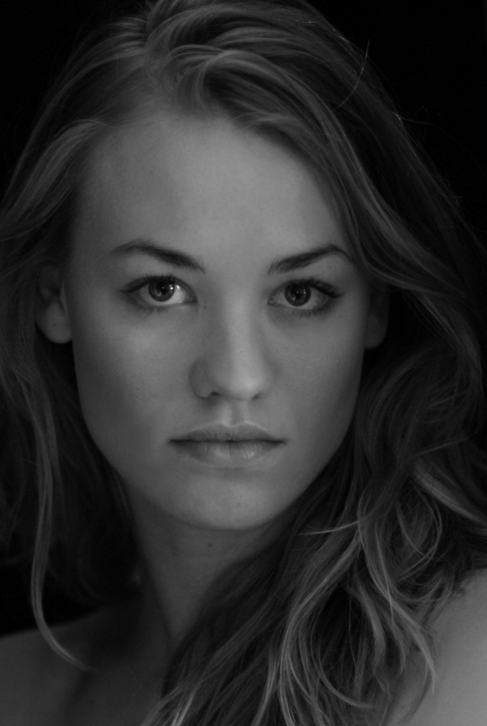 kinopoisk.ru-Yvonne-Strahovski-1290870.jpg