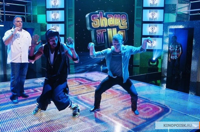 http://st.kinopoisk.ru/im/kadr/1/4/1/kinopoisk.ru-Shake-It-Up_21-1411783.jpg