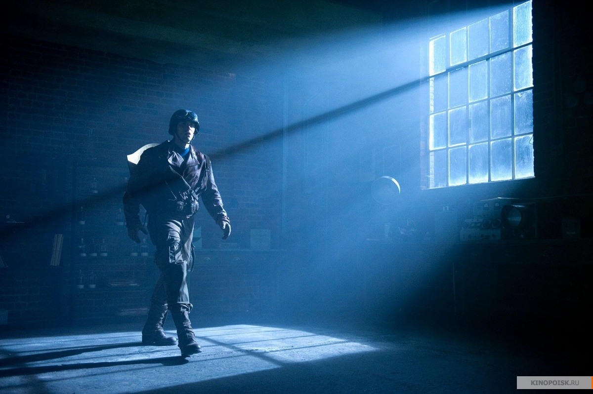 http://st.kinopoisk.ru/im/kadr/1/6/1/kinopoisk.ru-Captain-America_3A-The-First-Avenger-1615451.jpg