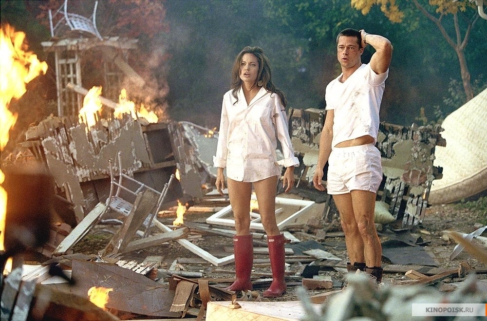 http://st.kinopoisk.ru/im/kadr/2/2/1/kinopoisk.ru-Mr-_26-Mrs-Smith-221586.jpg