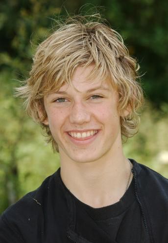 http://st.kinopoisk.ru/im/kadr/4/3/3/kinopoisk.ru-Alex-Pettyfer-433609.jpg