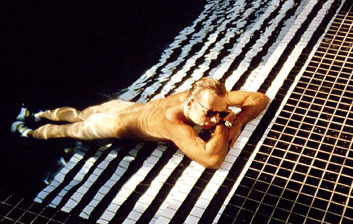 http://st.kinopoisk.ru/im/kadr/5/0/0/kinopoisk.ru-Bruce-Willis-500852.jpg