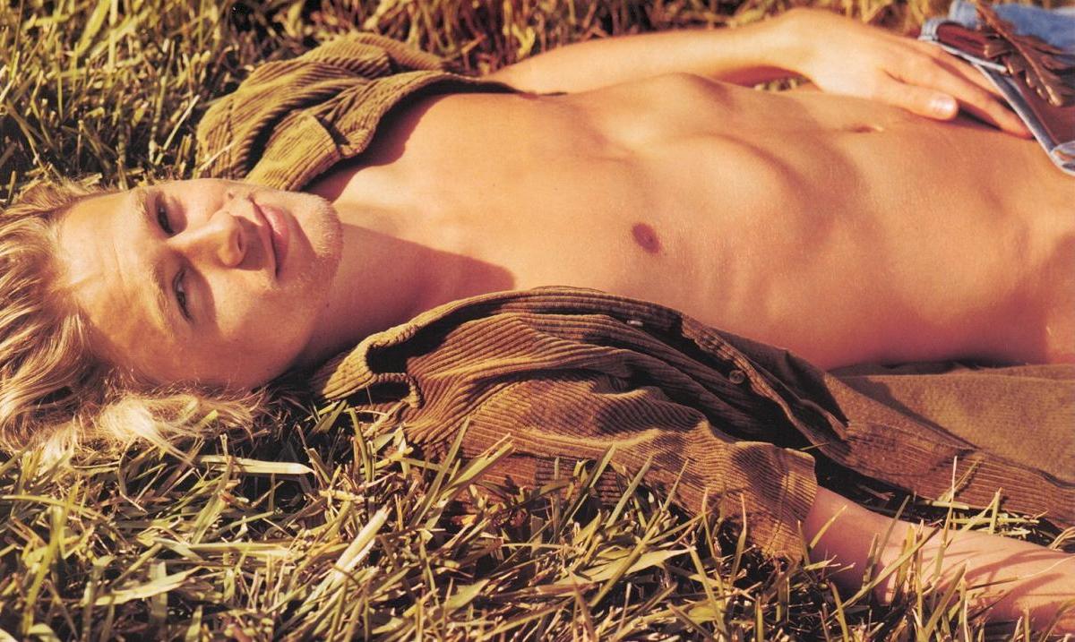http://st.kinopoisk.ru/im/kadr/7/1/2/kinopoisk.ru-Charlie-Hunnam-712444.jpg