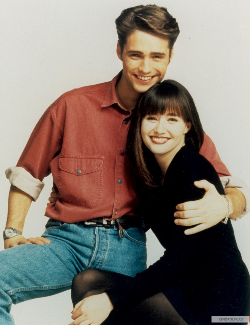 http://st.kinopoisk.ru/im/kadr/8/1/1/kinopoisk.ru-Beverly-Hills_2C-90210-811616.jpg