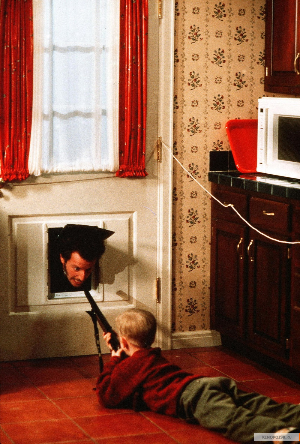 http://st.kinopoisk.ru/im/kadr/8/8/4/kinopoisk.ru-Home-Alone-884236.jpg