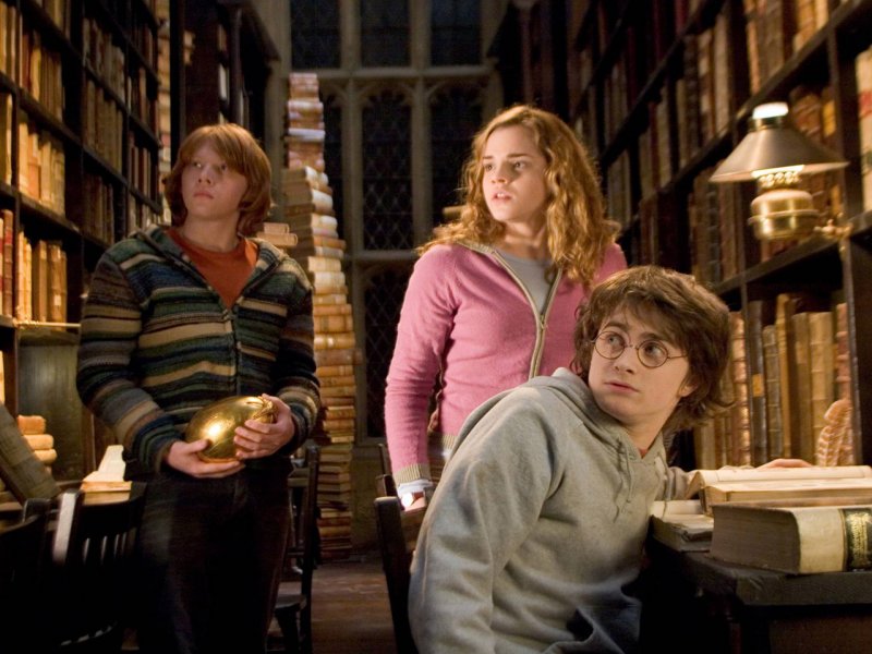 http://st.kinopoisk.ru/im/wallpaper/2/4/1/kinopoisk.ru-Harry-Potter-and-the-Goblet-of-Fire-241864--w--800.jpg