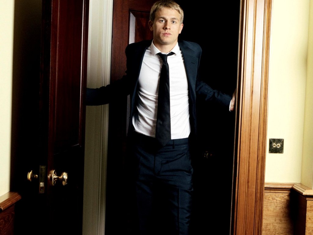 http://st.kinopoisk.ru/im/wallpaper/5/1/3/kinopoisk.ru-Charlie-Hunnam-513088--w--1024.jpg