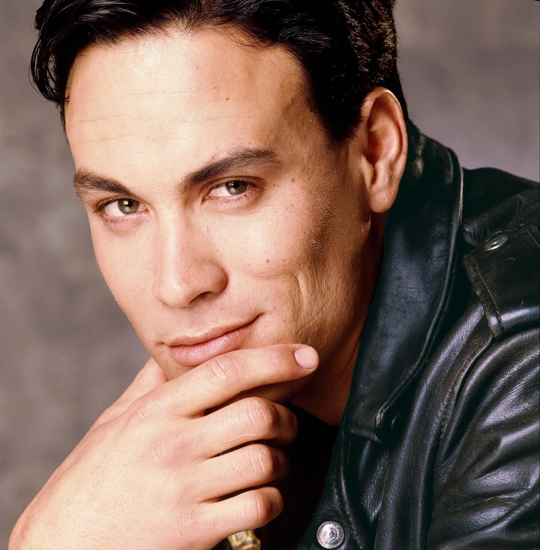 http://st.kinopoisk.ru/im/kadr/1/0/5/kinopoisk.ru-Brandon-Lee-1052485.jpg