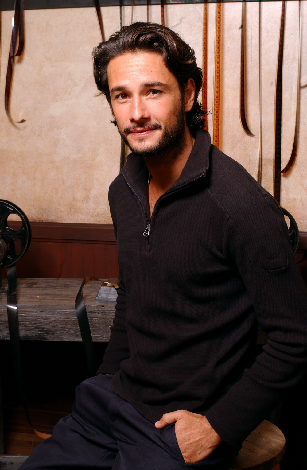 http://st.kinopoisk.ru/im/kadr/1/0/5/kinopoisk.ru-Rodrigo-Santoro-1050772.jpg