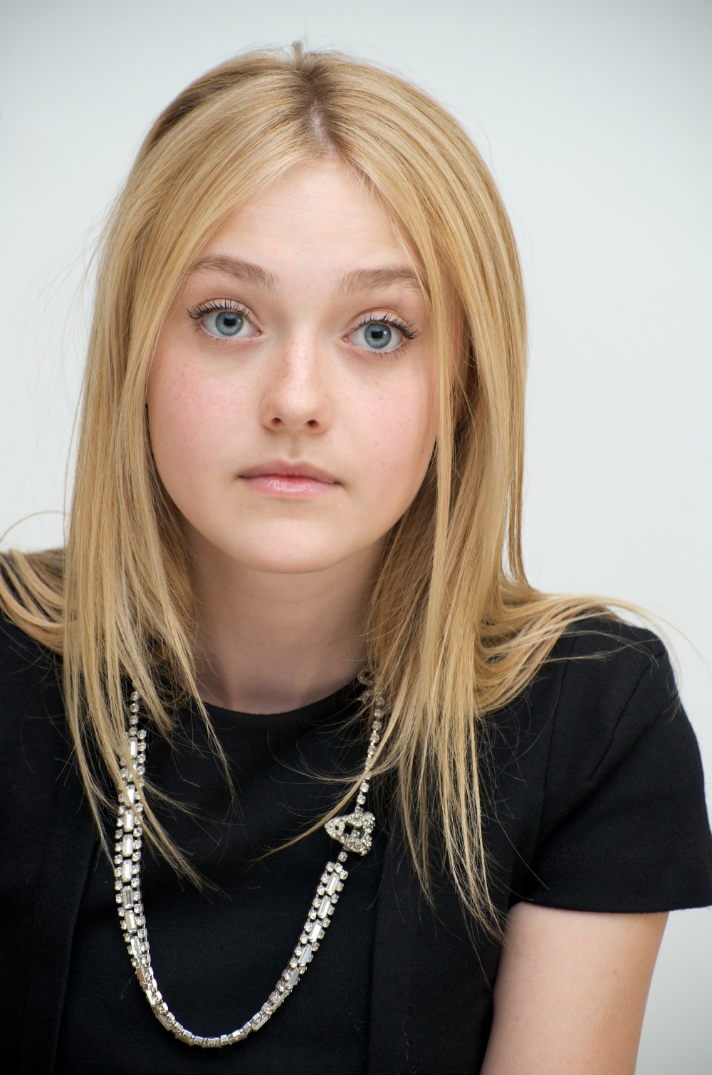 http://st.kinopoisk.ru/im/kadr/1/0/7/kinopoisk.ru-Dakota-Fanning-1079752.jpg