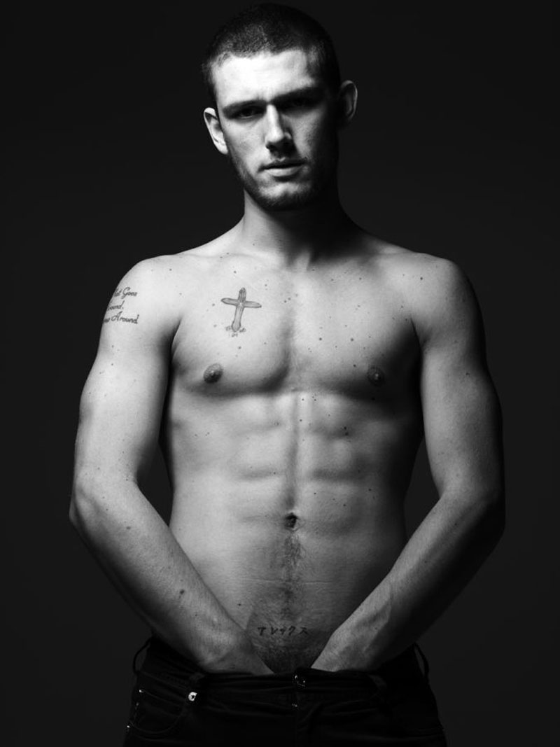 http://st.kinopoisk.ru/im/kadr/1/0/9/kinopoisk.ru-Alex-Pettyfer-1095053.jpg