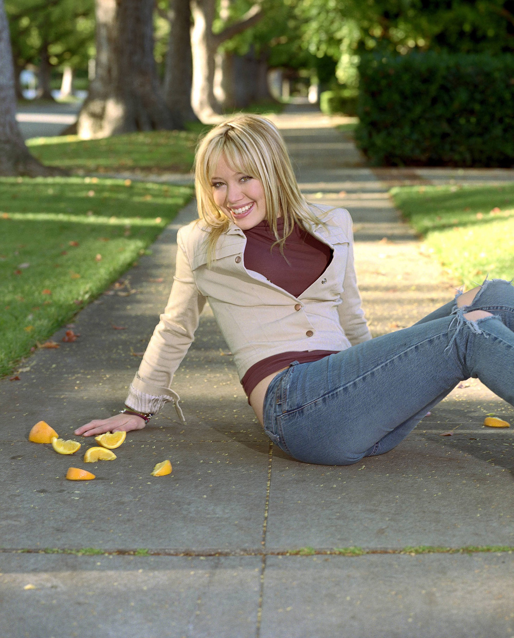 http://st.kinopoisk.ru/im/kadr/1/1/0/kinopoisk.ru-Hilary-Duff-1106863.jpg