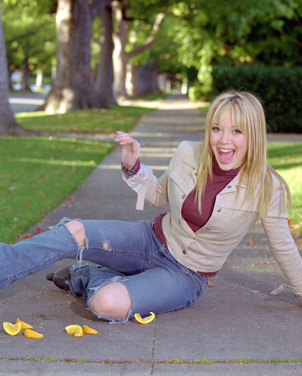 http://st.kinopoisk.ru/im/kadr/1/1/0/kinopoisk.ru-Hilary-Duff-1106864.jpg