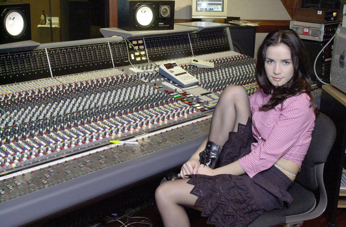 http://st.kinopoisk.ru/im/kadr/1/1/0/kinopoisk.ru-Natalia-Oreiro-1100927.jpg