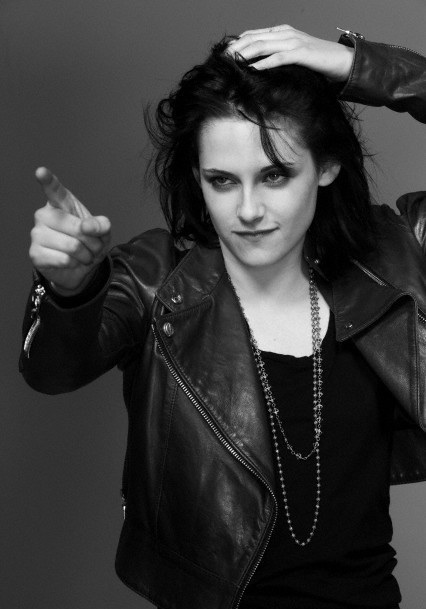 http://st.kinopoisk.ru/im/kadr/1/2/1/kinopoisk.ru-Kristen-Stewart-1211012.jpg