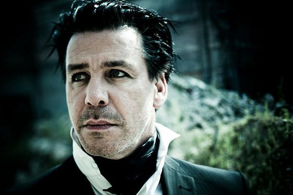 http://st.kinopoisk.ru/im/kadr/1/2/1/kinopoisk.ru-Till-Lindemann-1219998.jpg