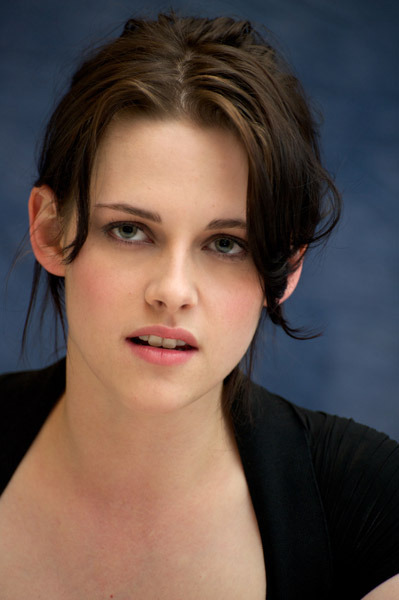 http://st.kinopoisk.ru/im/kadr/1/2/2/kinopoisk.ru-Kristen-Stewart-1225256.jpg