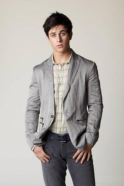 http://st.kinopoisk.ru/im/kadr/1/2/6/kinopoisk.ru-David-Henrie-1260784.jpg