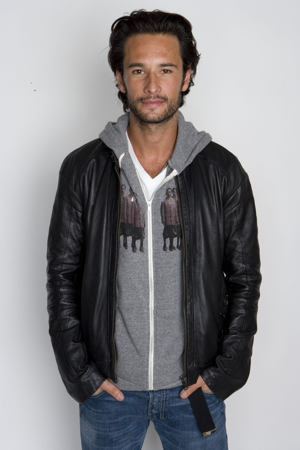 http://st.kinopoisk.ru/im/kadr/1/2/7/kinopoisk.ru-Rodrigo-Santoro-1273754.jpg