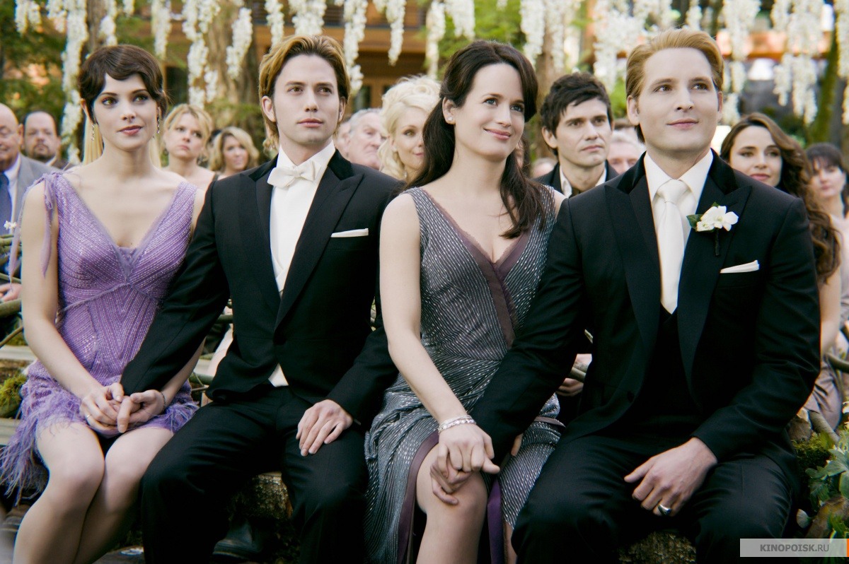 http://st.kinopoisk.ru/im/kadr/1/7/1/kinopoisk.ru-Twilight-Saga_3A-Breaking-Dawn-Part-1_2C-The-1712184.jpg
