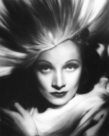 http://st.kinopoisk.ru/im/kadr/2/5/6/kinopoisk.ru-Marlene-Dietrich-256868.jpg