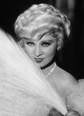 http://st.kinopoisk.ru/im/kadr/3/4/7/kinopoisk.ru-Mae-West-347611.jpg