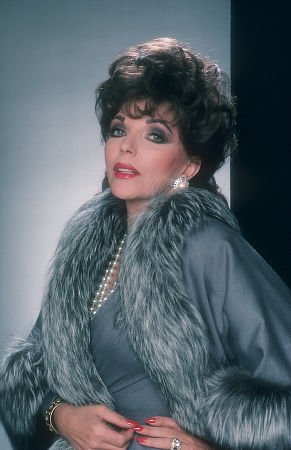 http://st.kinopoisk.ru/im/kadr/4/4/3/kinopoisk.ru-Joan-Collins-443258.jpg