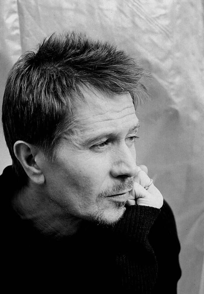 http://st.kinopoisk.ru/im/kadr/7/1/4/kinopoisk.ru-Gary-Oldman-714907.jpg