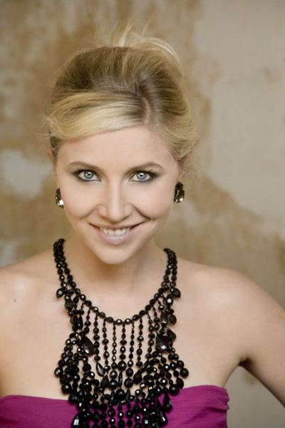 http://st.kinopoisk.ru/im/kadr/7/8/1/kinopoisk.ru-Sarah-Chalke-781899.jpg