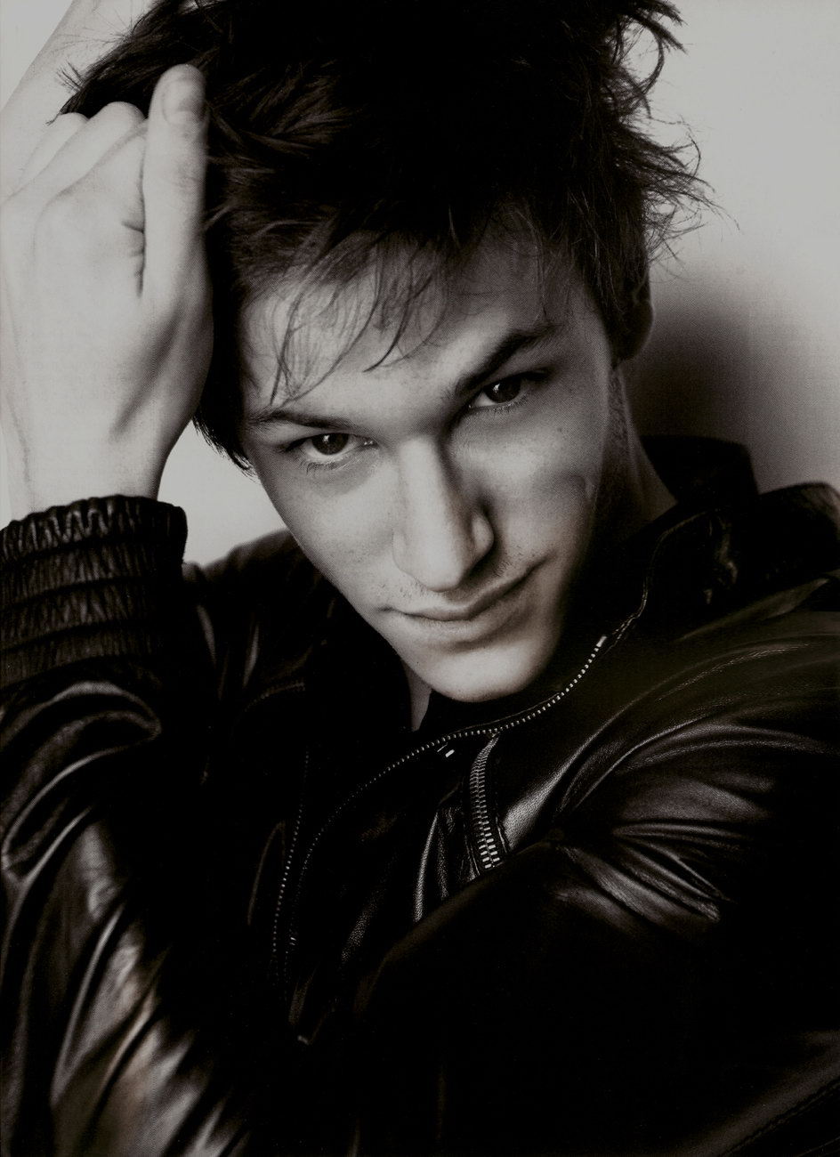 http://st.kinopoisk.ru/im/kadr/8/1/7/kinopoisk.ru-Gaspard-Ulliel-817603.jpg