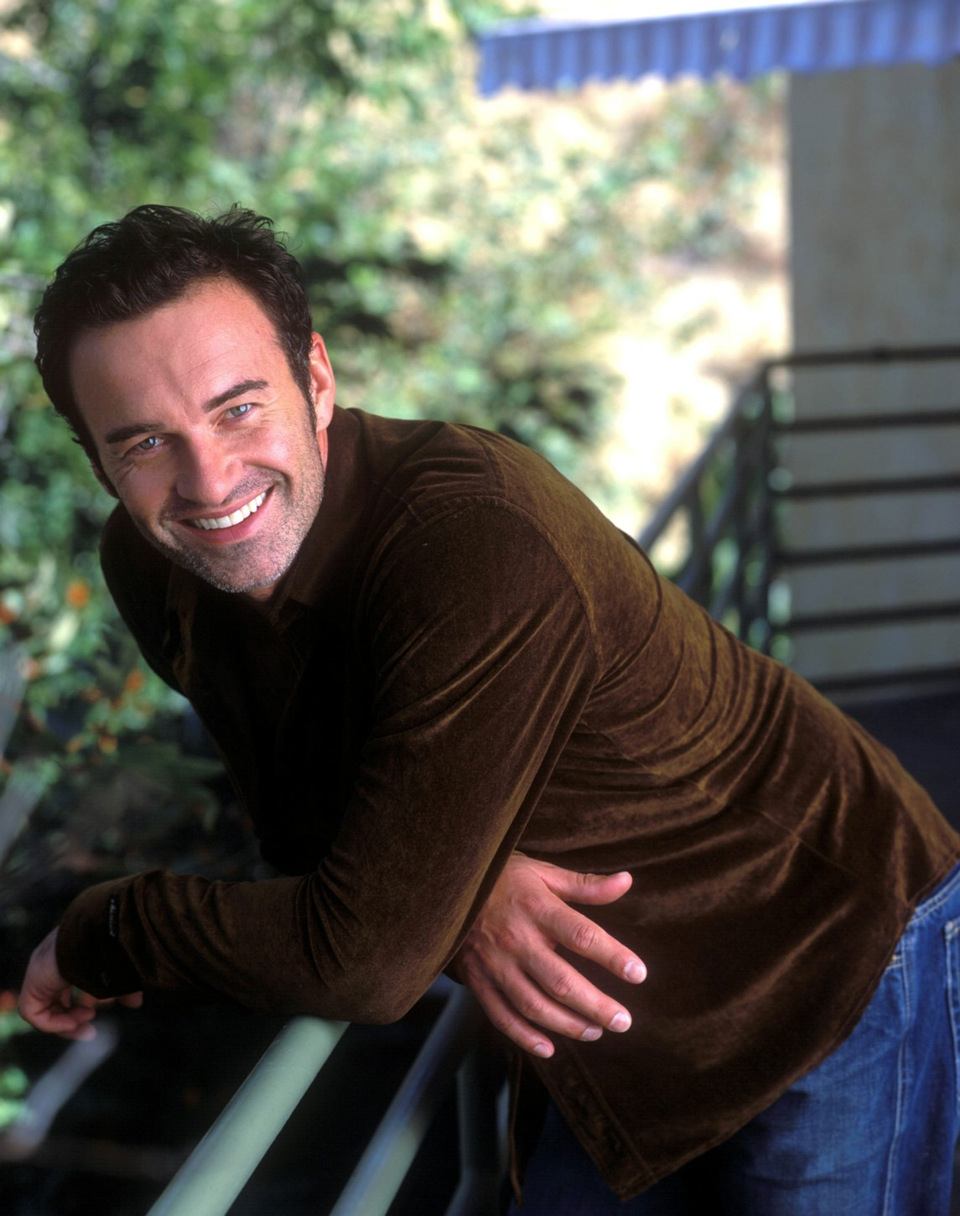 http://st.kinopoisk.ru/im/kadr/9/5/0/kinopoisk.ru-Julian-McMahon-950695.jpg