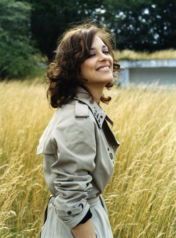 http://st.kinopoisk.ru/im/kadr/9/6/3/kinopoisk.ru-Marion-Cotillard-963405.jpg