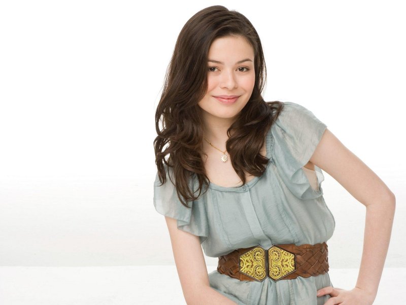http://st.kinopoisk.ru/im/wallpaper/1/0/1/kinopoisk.ru-Miranda-Cosgrove-1012963--w--800.jpg