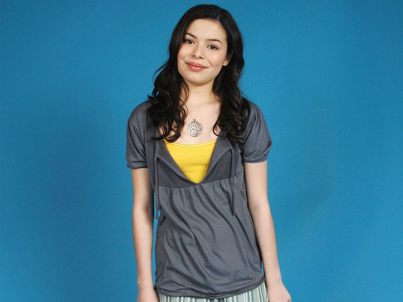 http://st.kinopoisk.ru/im/wallpaper/1/0/2/kinopoisk.ru-Miranda-Cosgrove-1021003--w--800.jpg