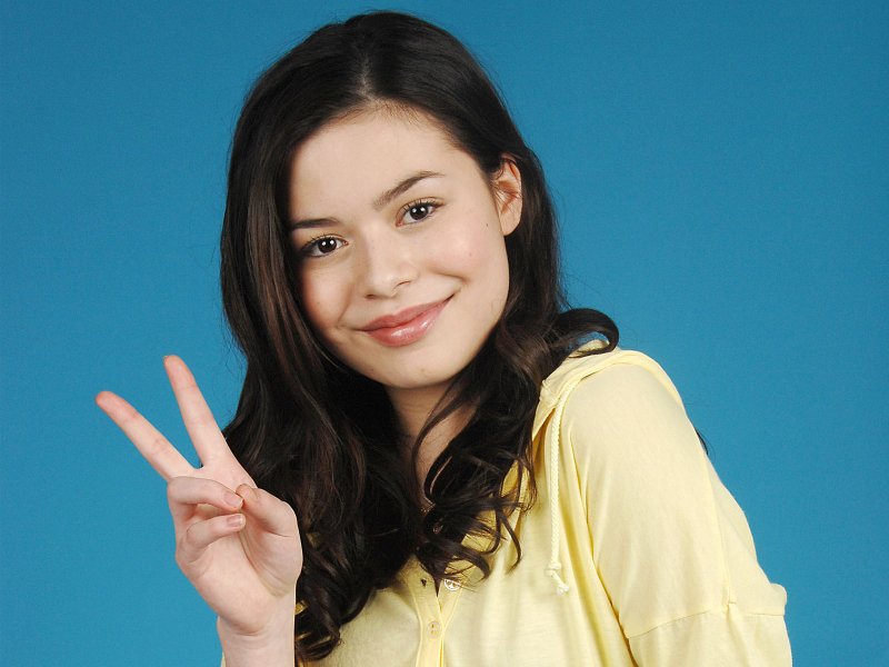 http://st.kinopoisk.ru/im/wallpaper/1/0/2/kinopoisk.ru-Miranda-Cosgrove-1021004--w--800.jpg