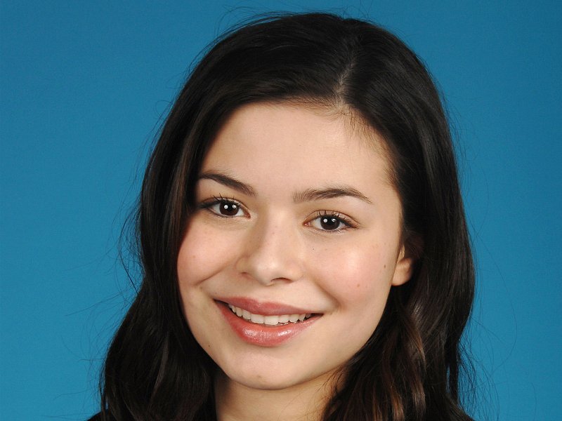 http://st.kinopoisk.ru/im/wallpaper/1/0/2/kinopoisk.ru-Miranda-Cosgrove-1021006--w--800.jpg