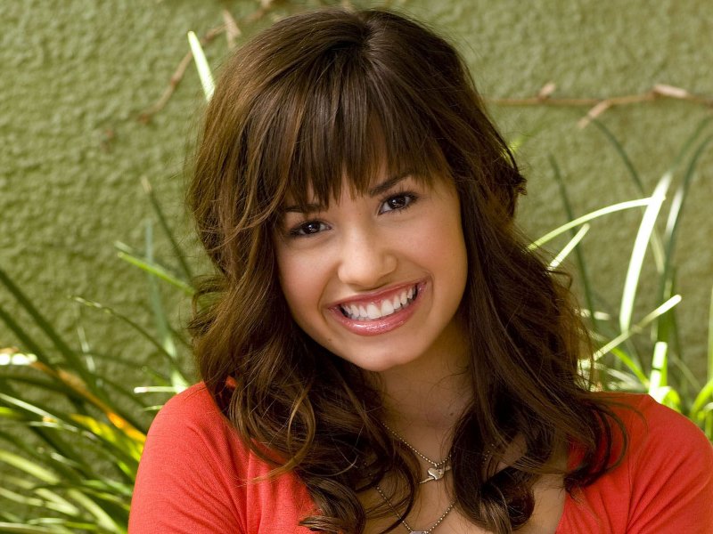 http://st.kinopoisk.ru/im/wallpaper/1/0/5/kinopoisk.ru-Demi-Lovato-1059882--w--800.jpg