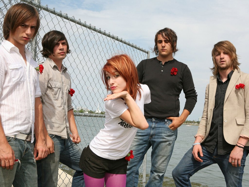 http://st.kinopoisk.ru/im/wallpaper/1/0/6/kinopoisk.ru-Paramore-1065811--w--1024.jpg