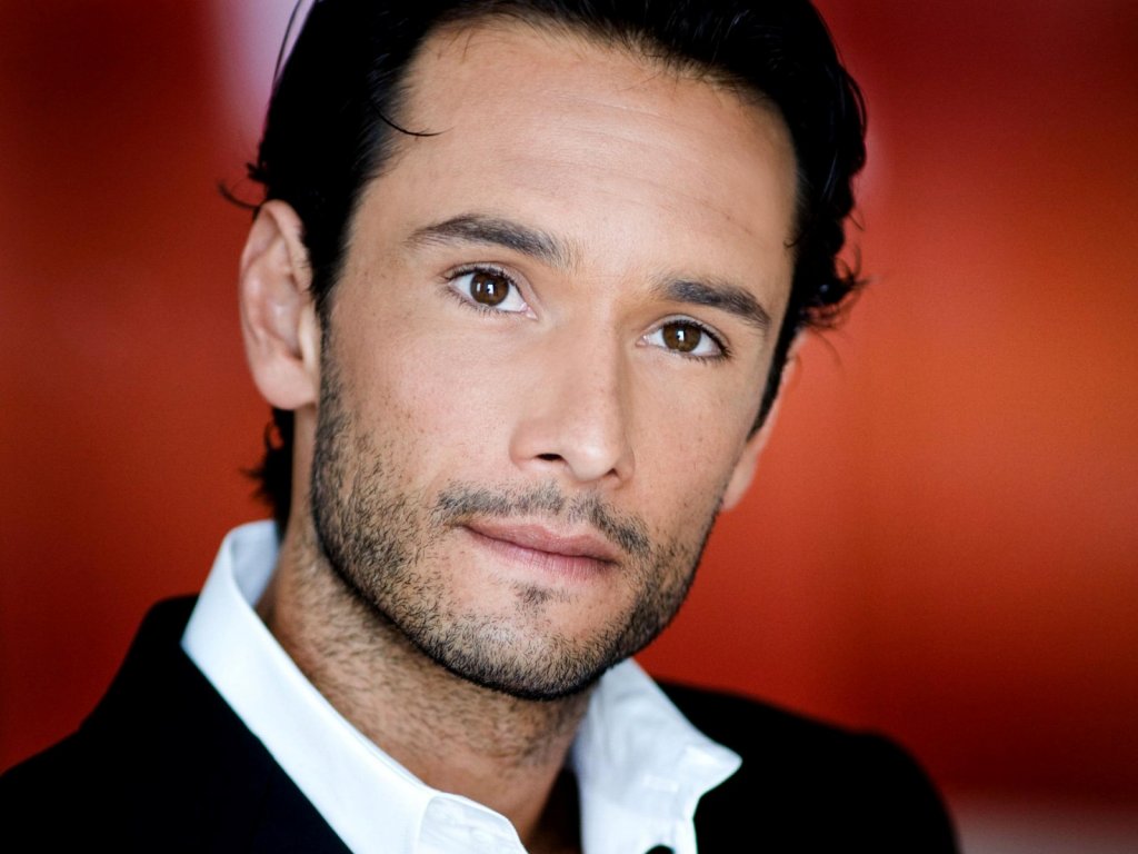 http://st.kinopoisk.ru/im/wallpaper/8/0/2/kinopoisk.ru-Rodrigo-Santoro-802862--w--1024.jpg