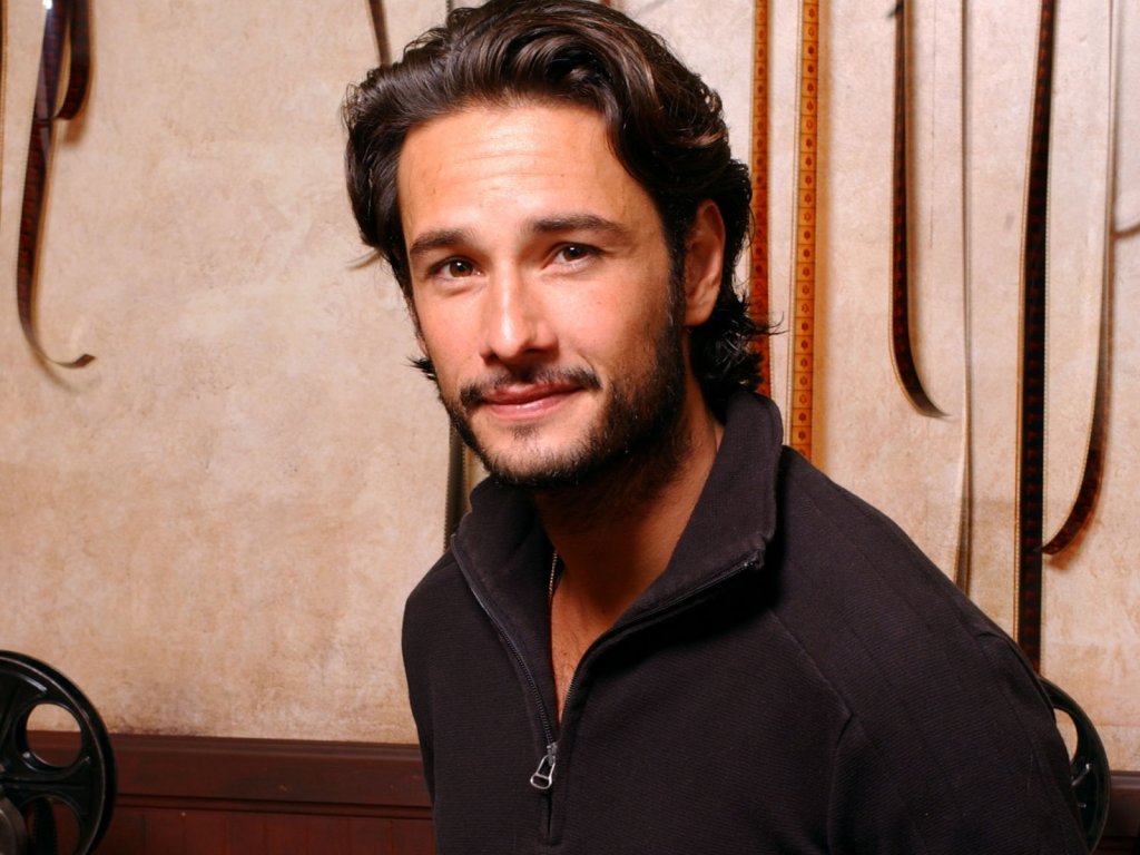 http://st.kinopoisk.ru/im/wallpaper/8/6/1/kinopoisk.ru-Rodrigo-Santoro-861784--w--1024.jpg