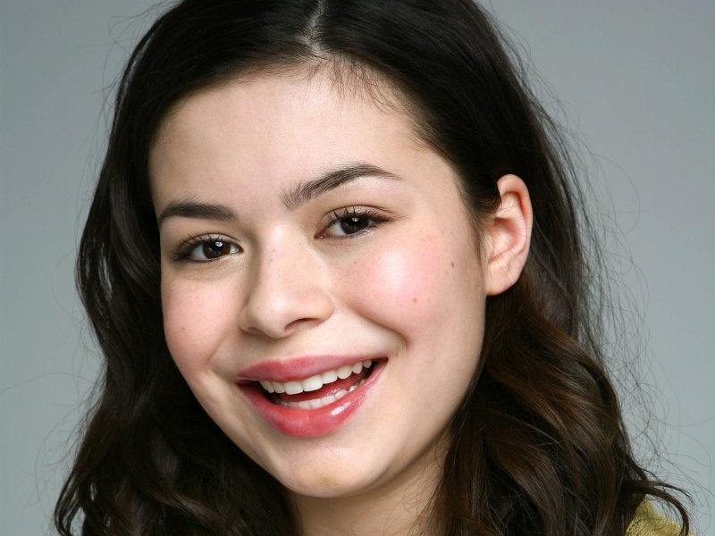 http://st.kinopoisk.ru/im/wallpaper/9/8/5/kinopoisk.ru-Miranda-Cosgrove-985307--w--800.jpg