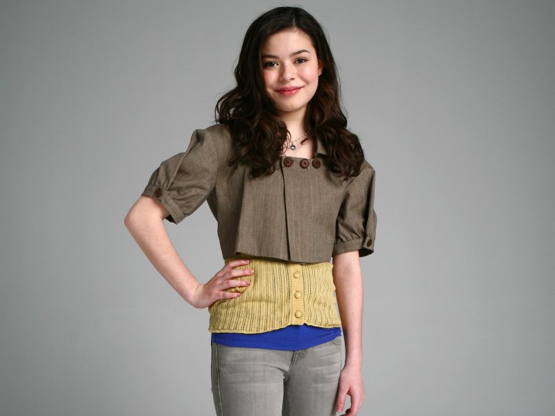 http://st.kinopoisk.ru/im/wallpaper/9/8/5/kinopoisk.ru-Miranda-Cosgrove-985308--w--800.jpg